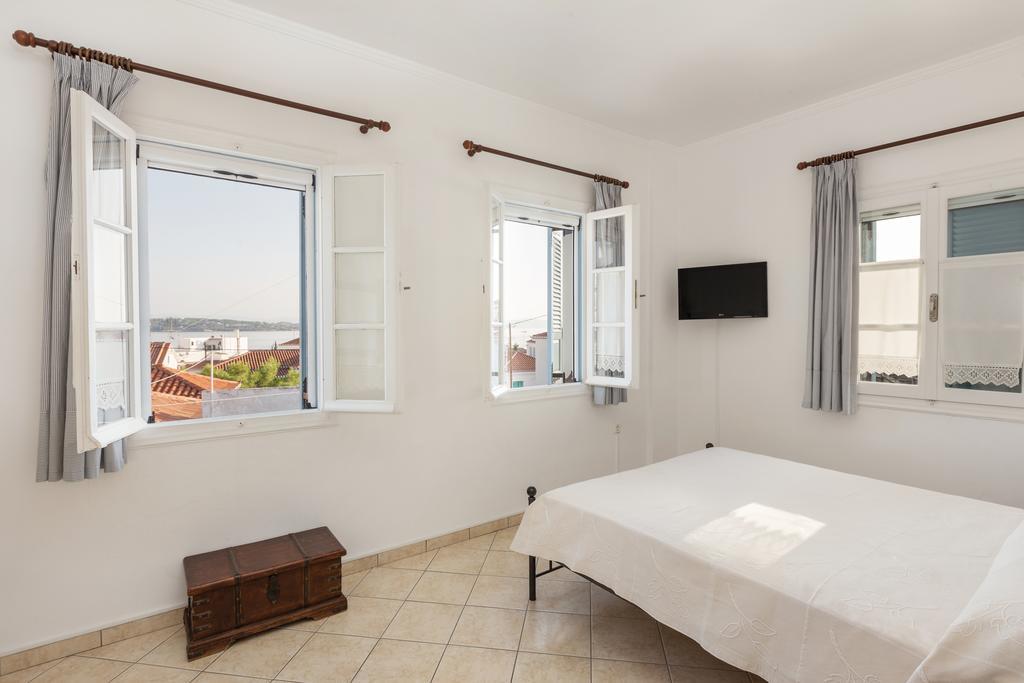 Guesthouse Niriides Spetses Town ห้อง รูปภาพ