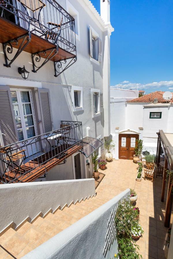 Guesthouse Niriides Spetses Town ภายนอก รูปภาพ